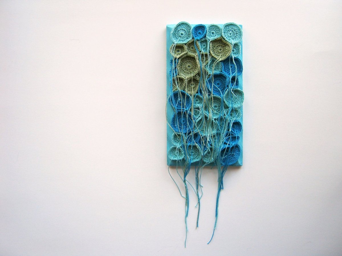 Панно из ткани и пряжи