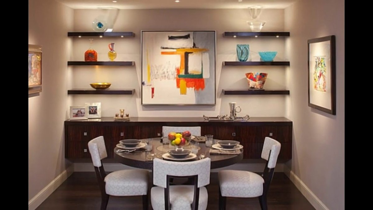 Декор кухонной стены полками