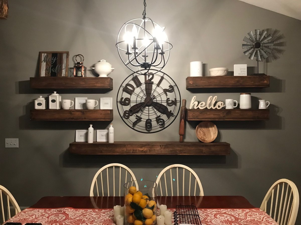 Полка над кухонным столом