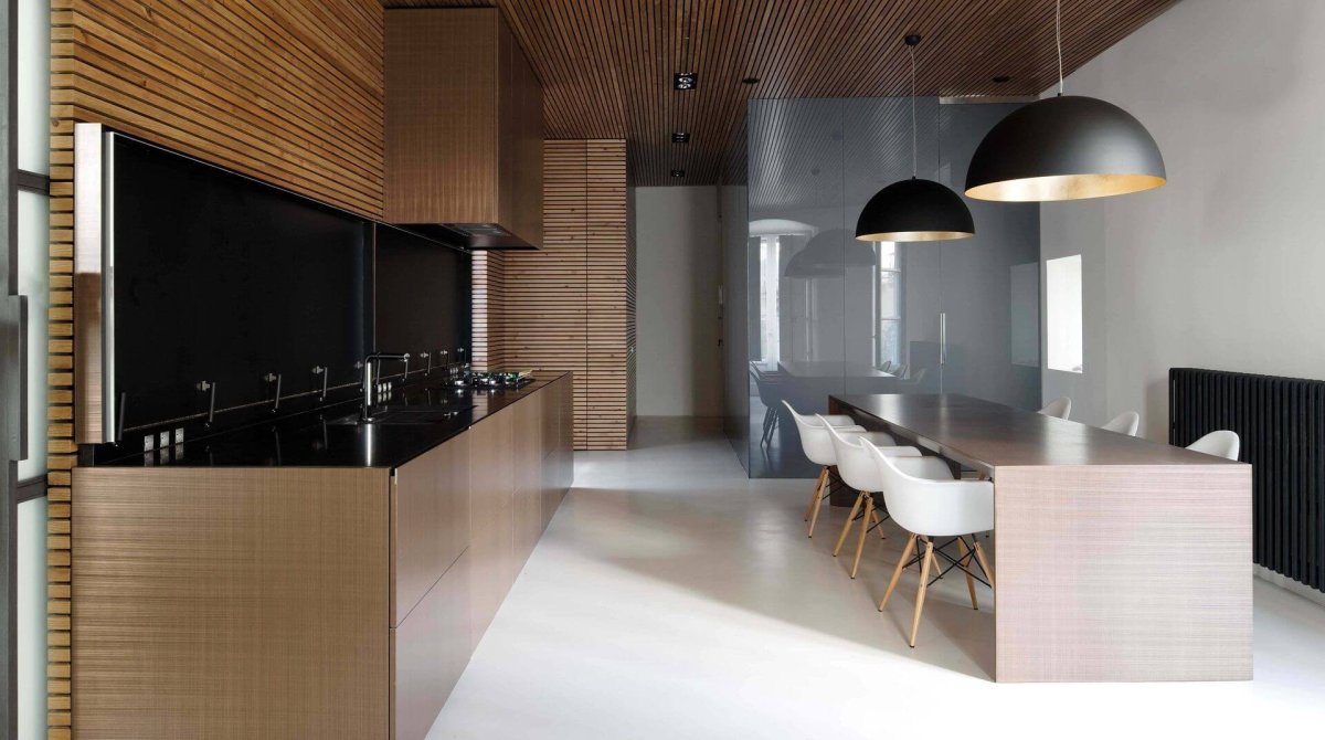 Деревянная перегородка для зонирования кухни