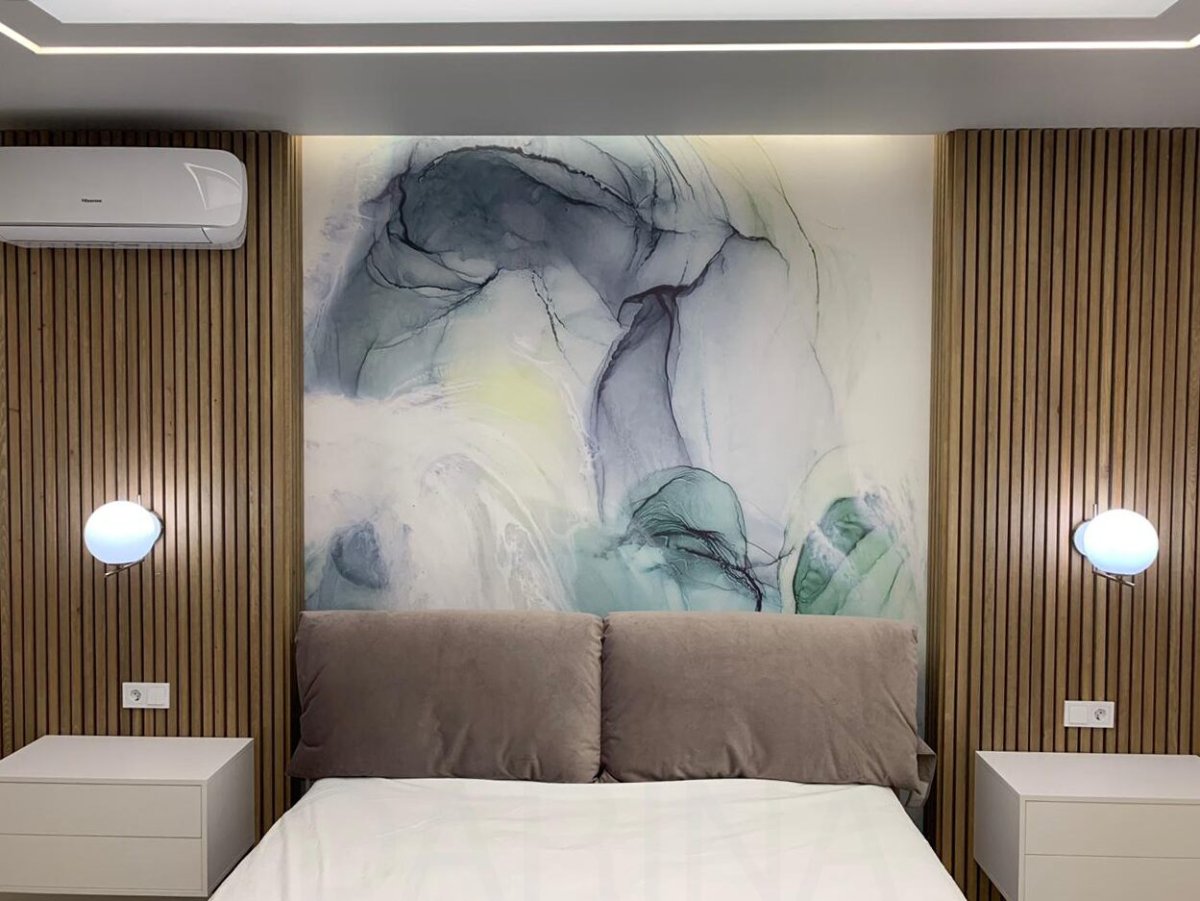 Спальня с деревянными рейками на стене