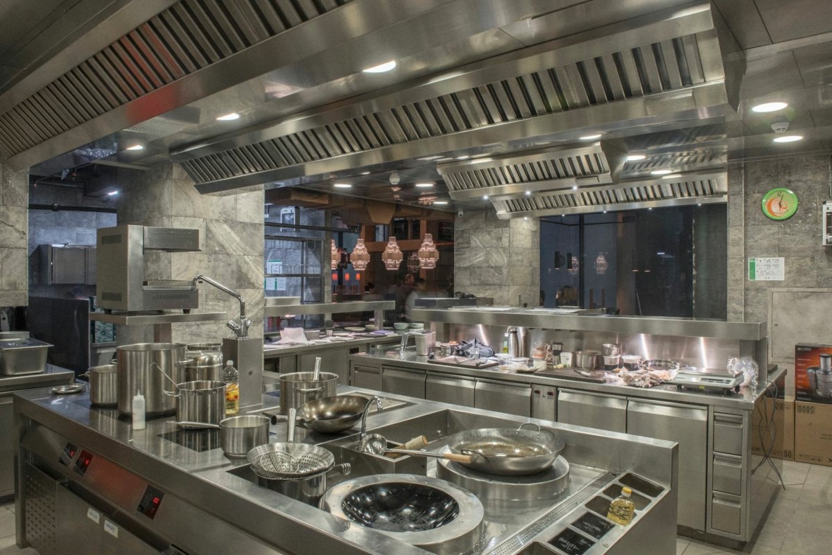 Интерьер кухни в ресторане