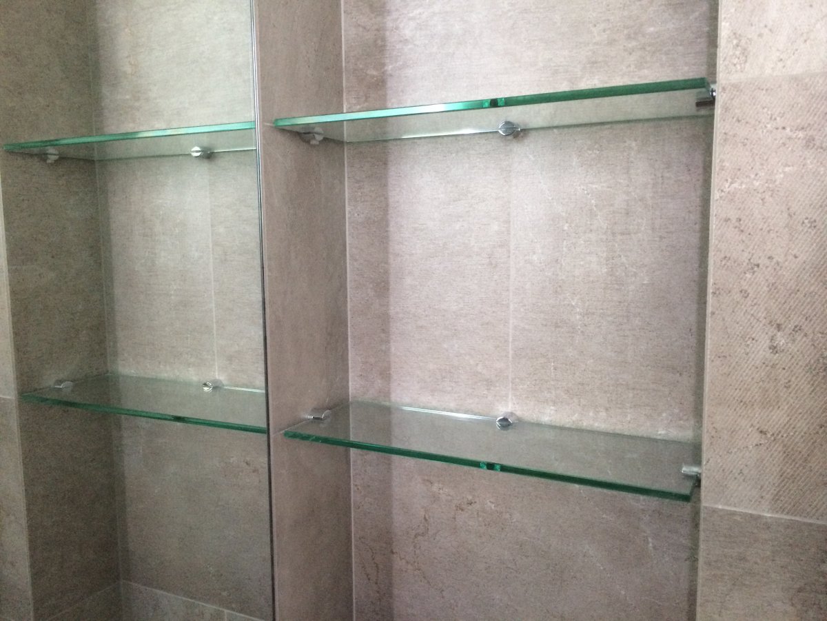 Стеклянные полки в нишу