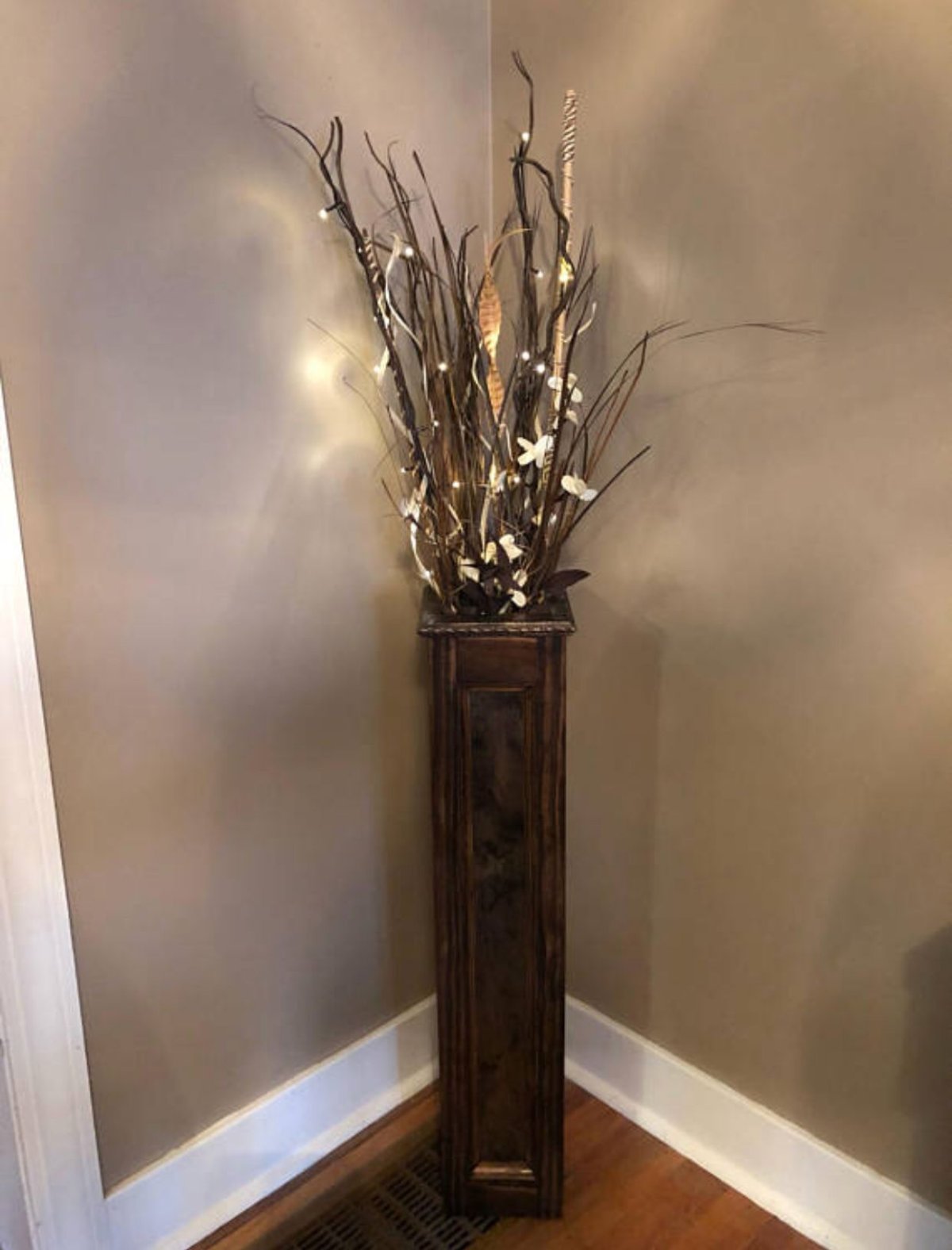 Ветки декоративные в напольной вазе