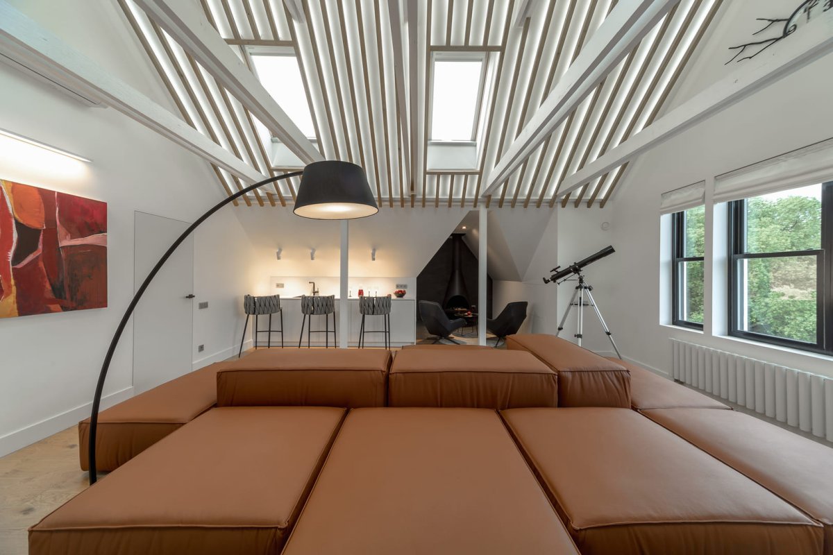 Сцена на мансарде