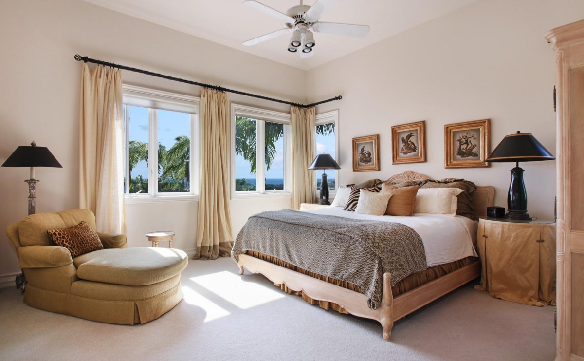 Коричневые шторы в спальне