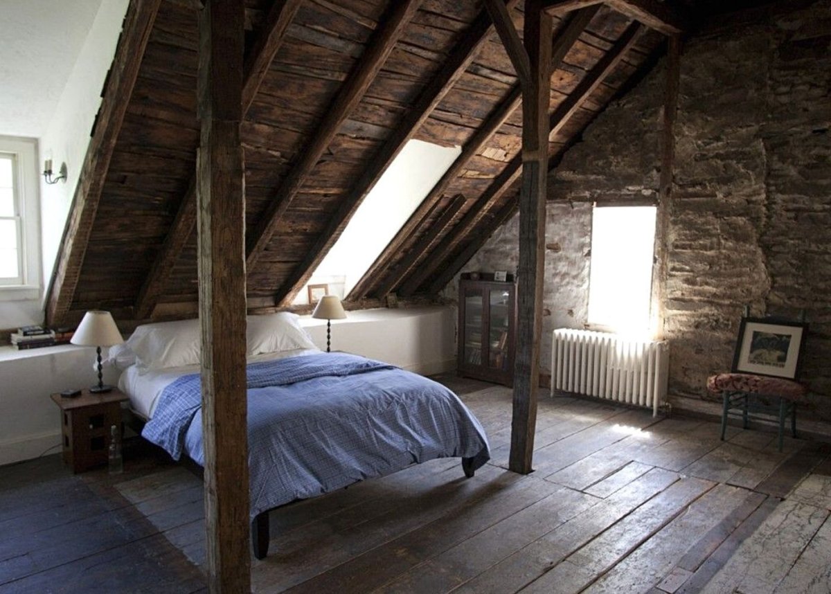 Мансарда со столбами внутри