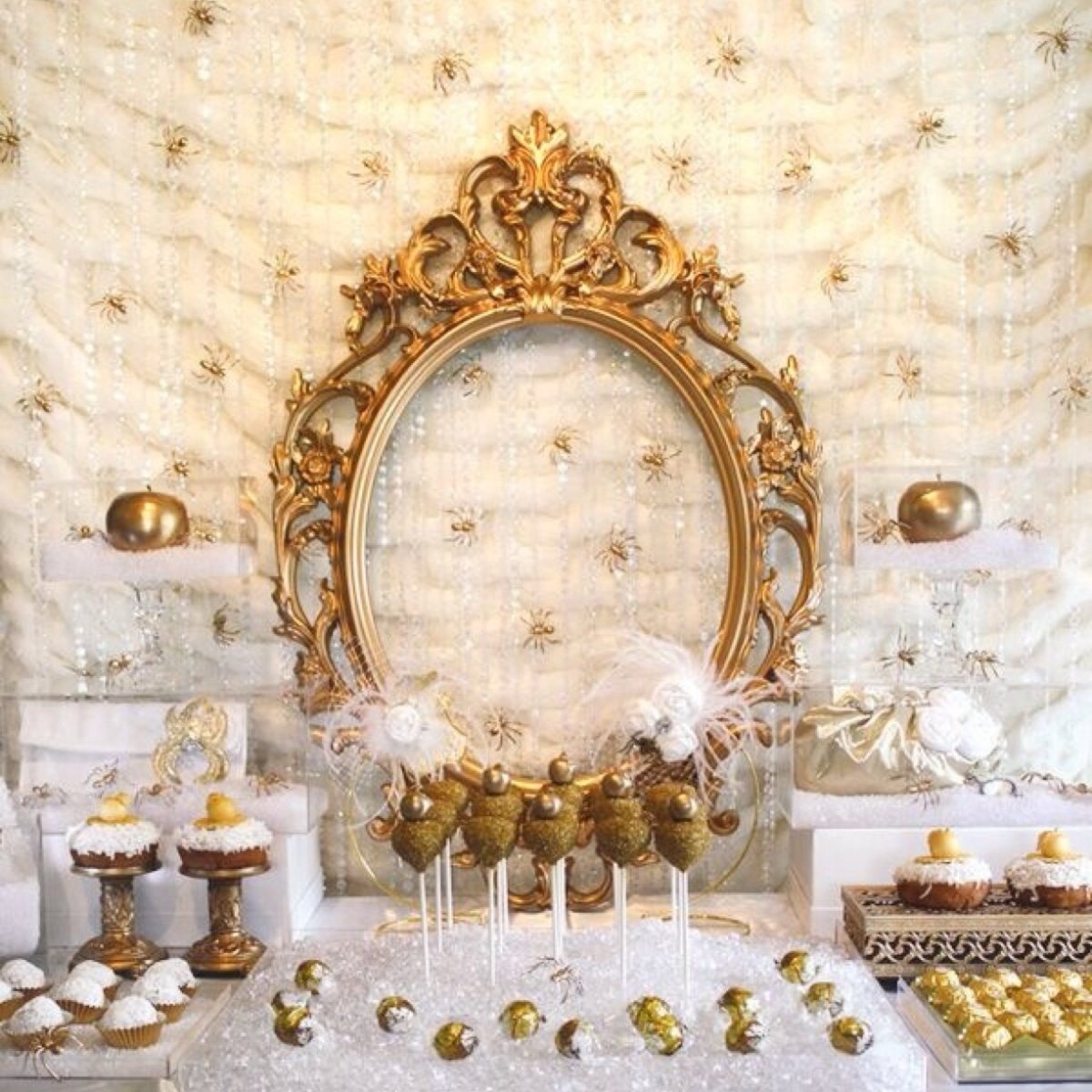 Декор стены в гостиной