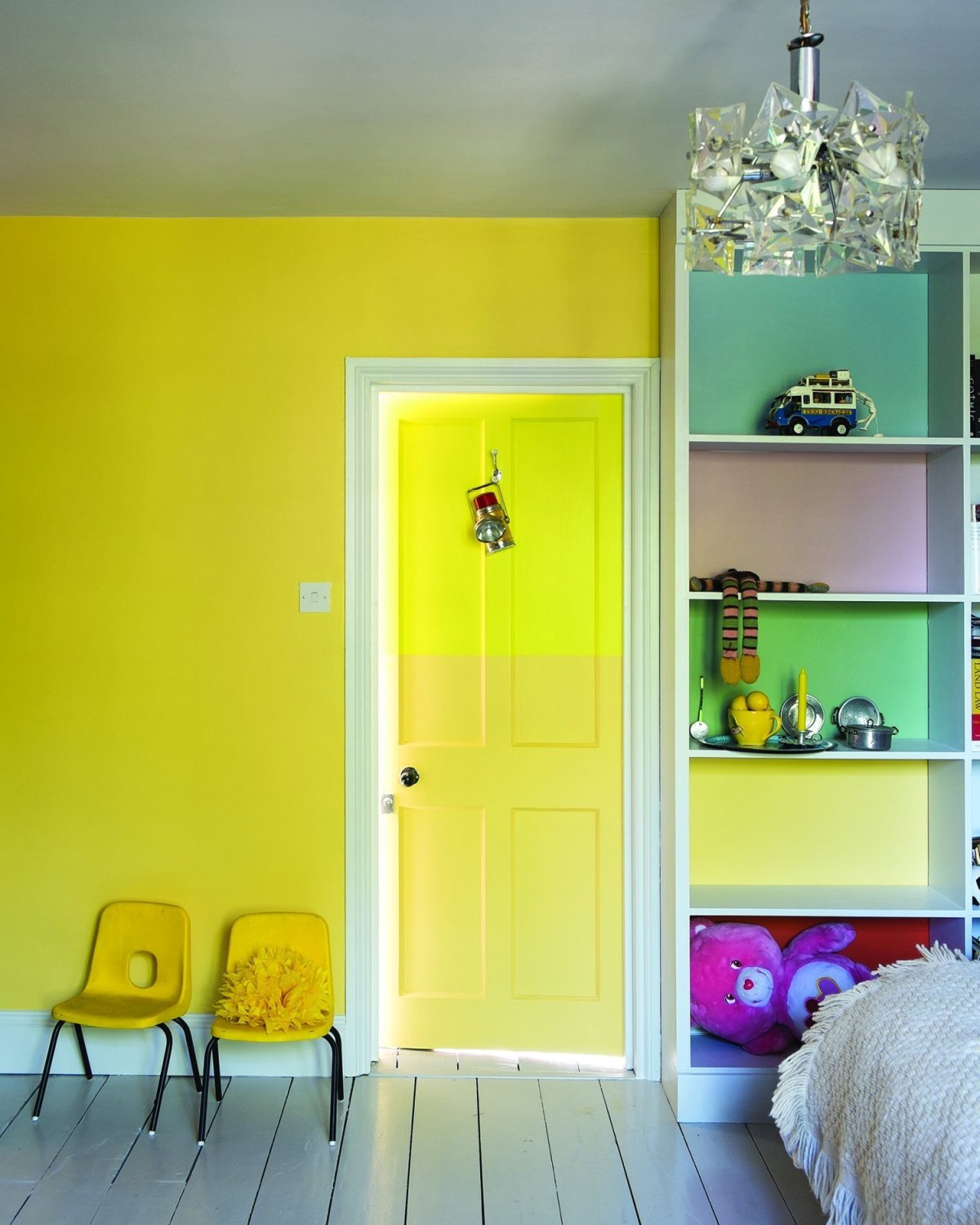 Желтая стена