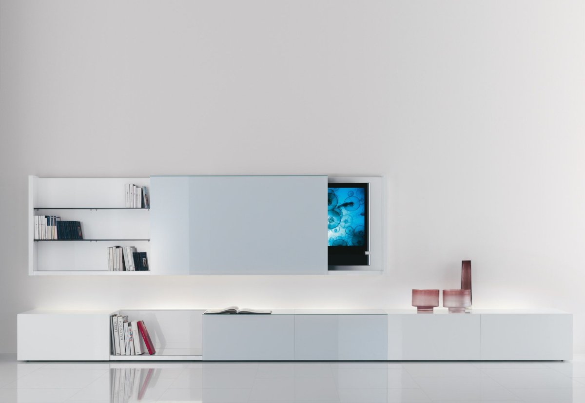 Подвесные полки с подсветкой в гостиной