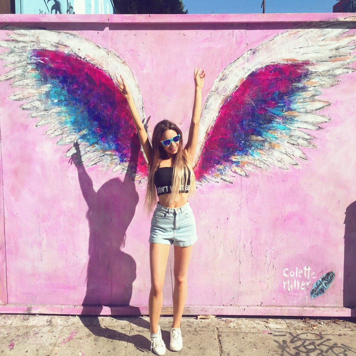 Девушка с яркими крыльями