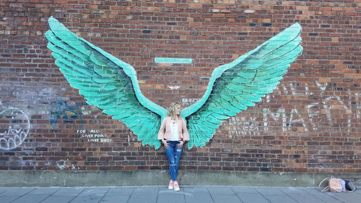 Крылья на стене