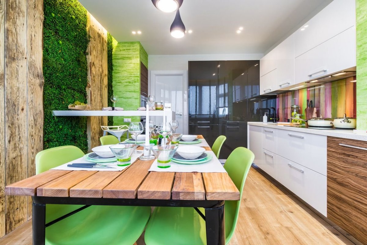 Зеленая кухня с деревянной столешницей