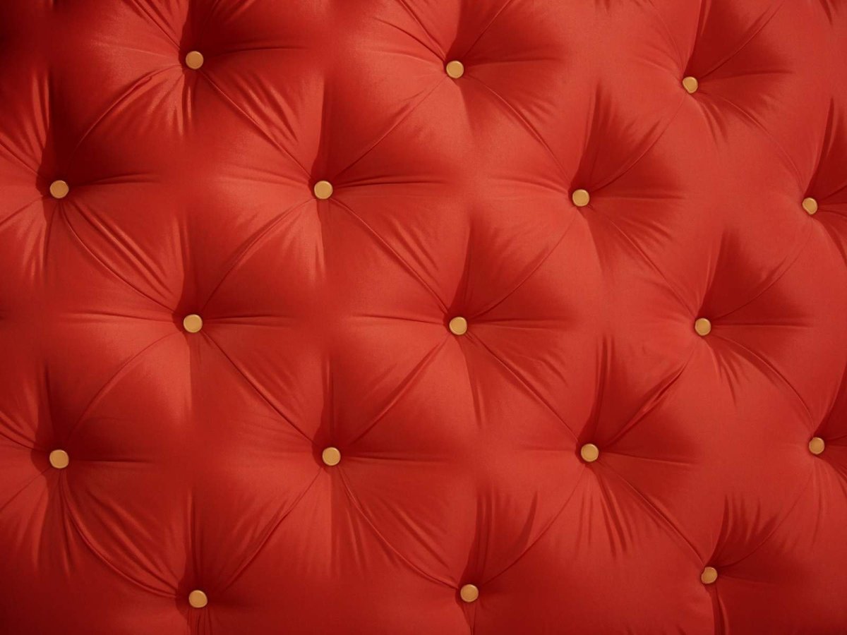 Красная кожаная обивка