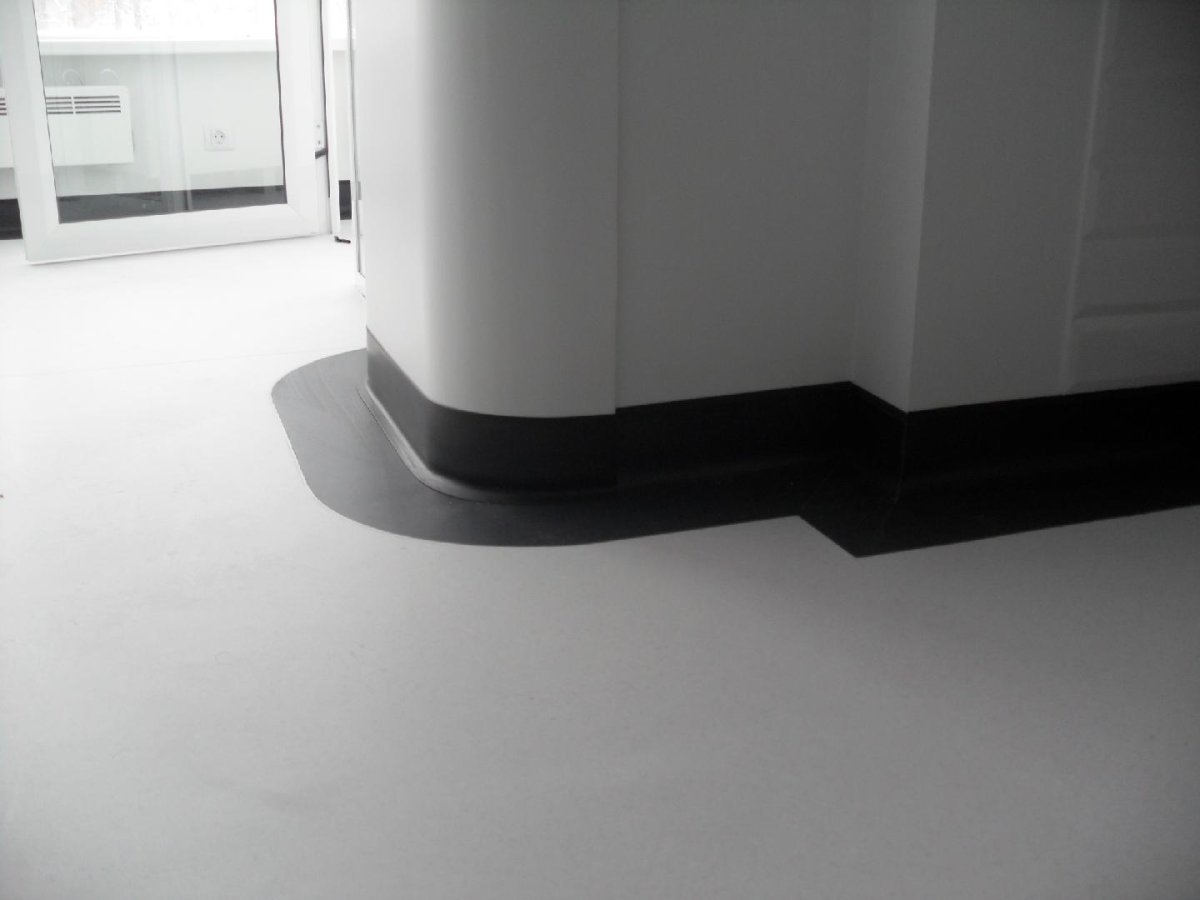 Плинтус из наливного пола