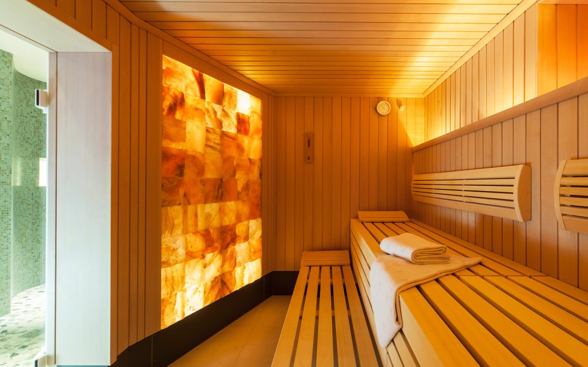 Панно из можжевельника в парной