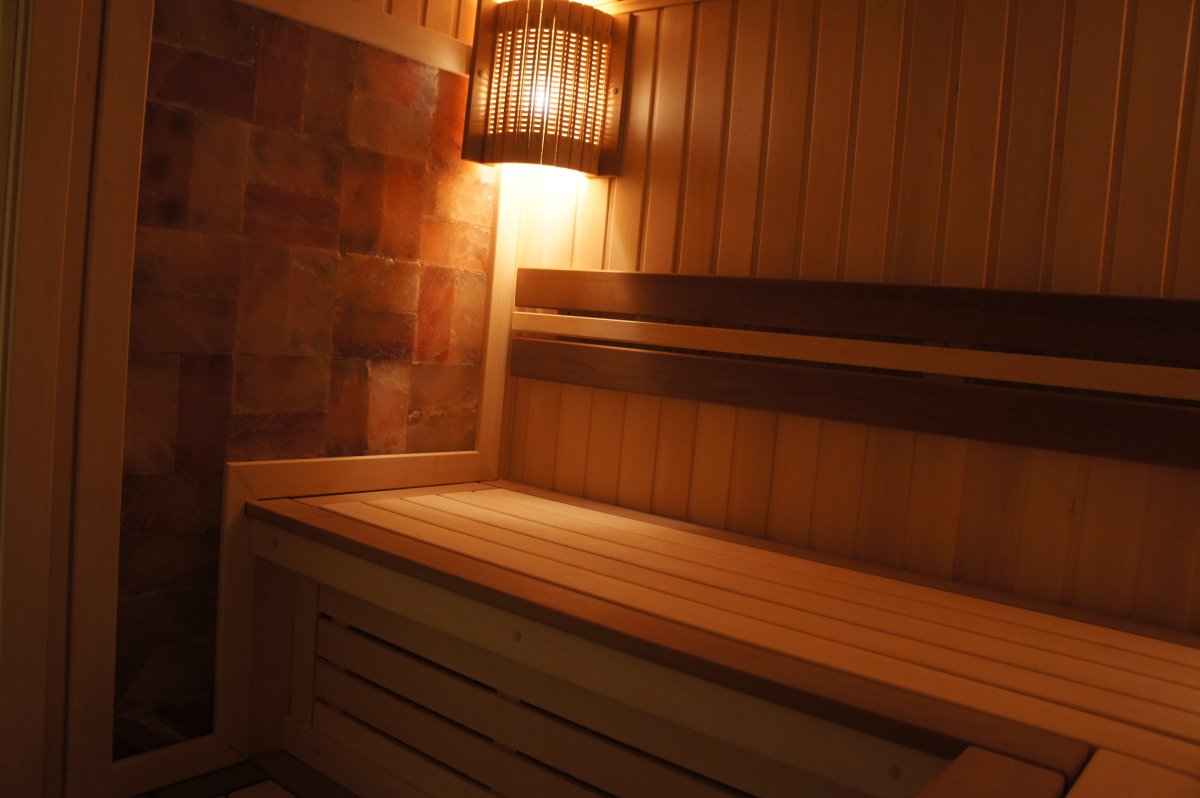 Панно из можжевельника в парной