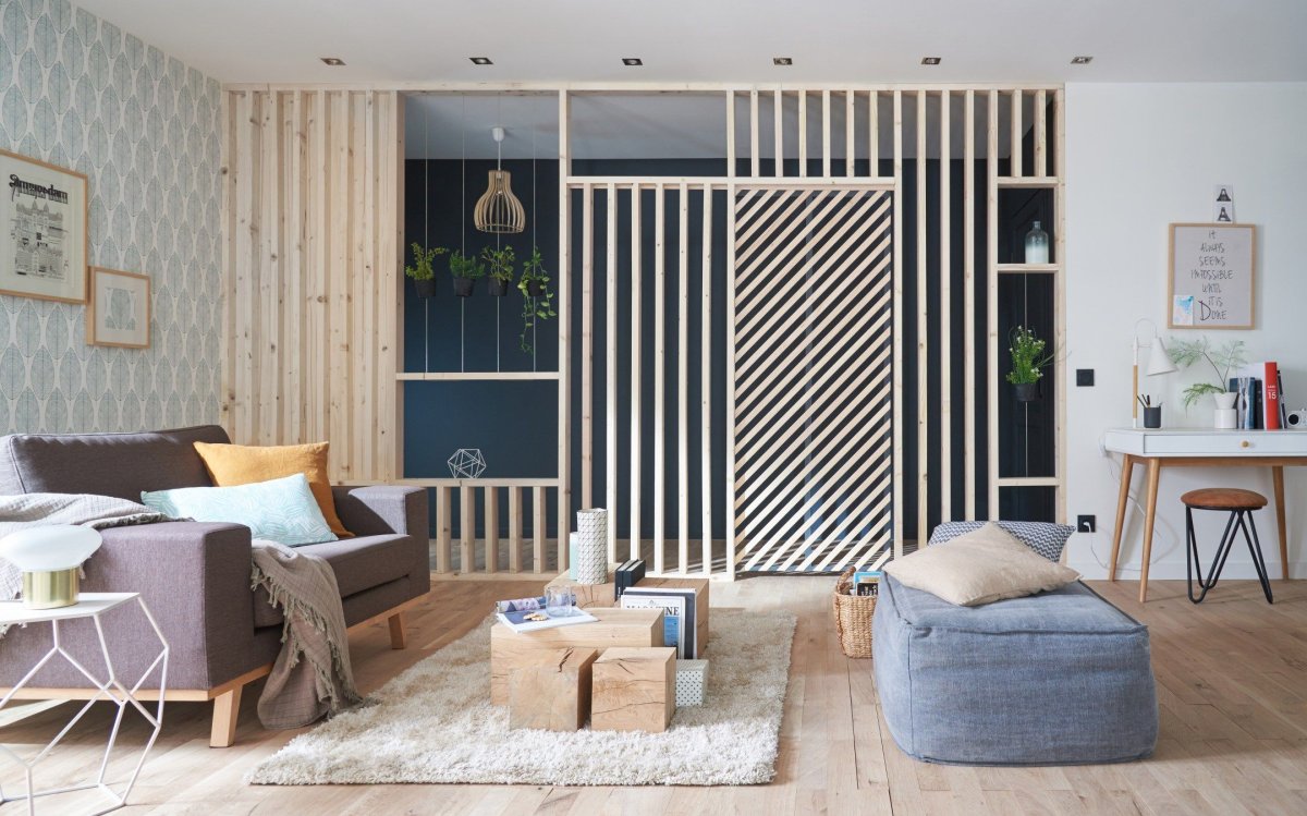 Вертикальные деревянные рейки для зонирования комнаты