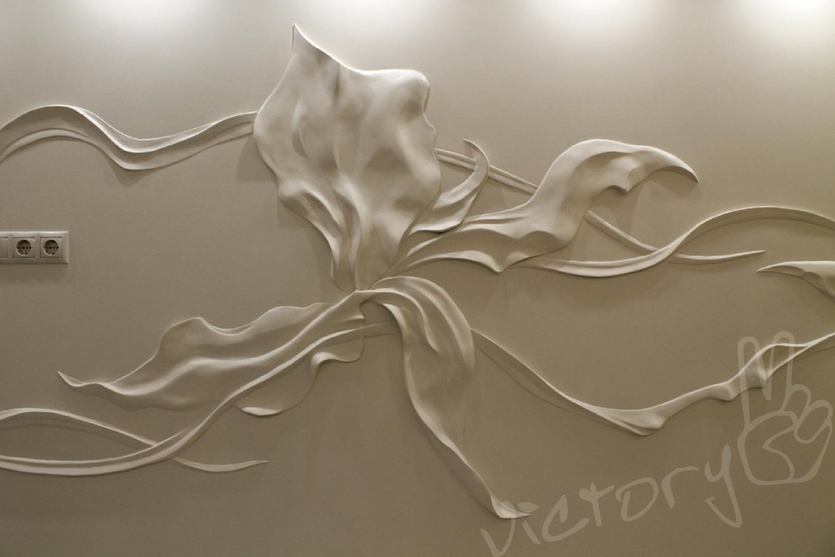 Барельеф из штукатурки на стене