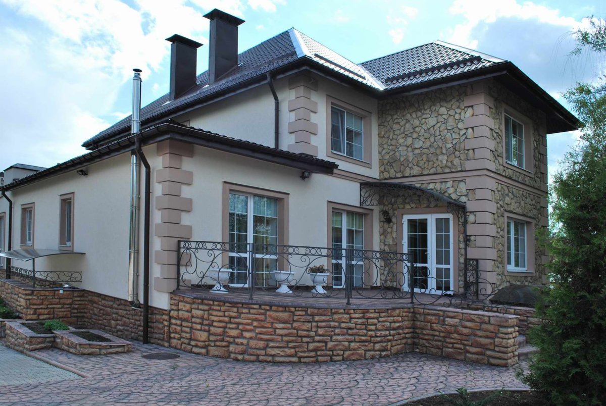 Отделка фасада природным камнем