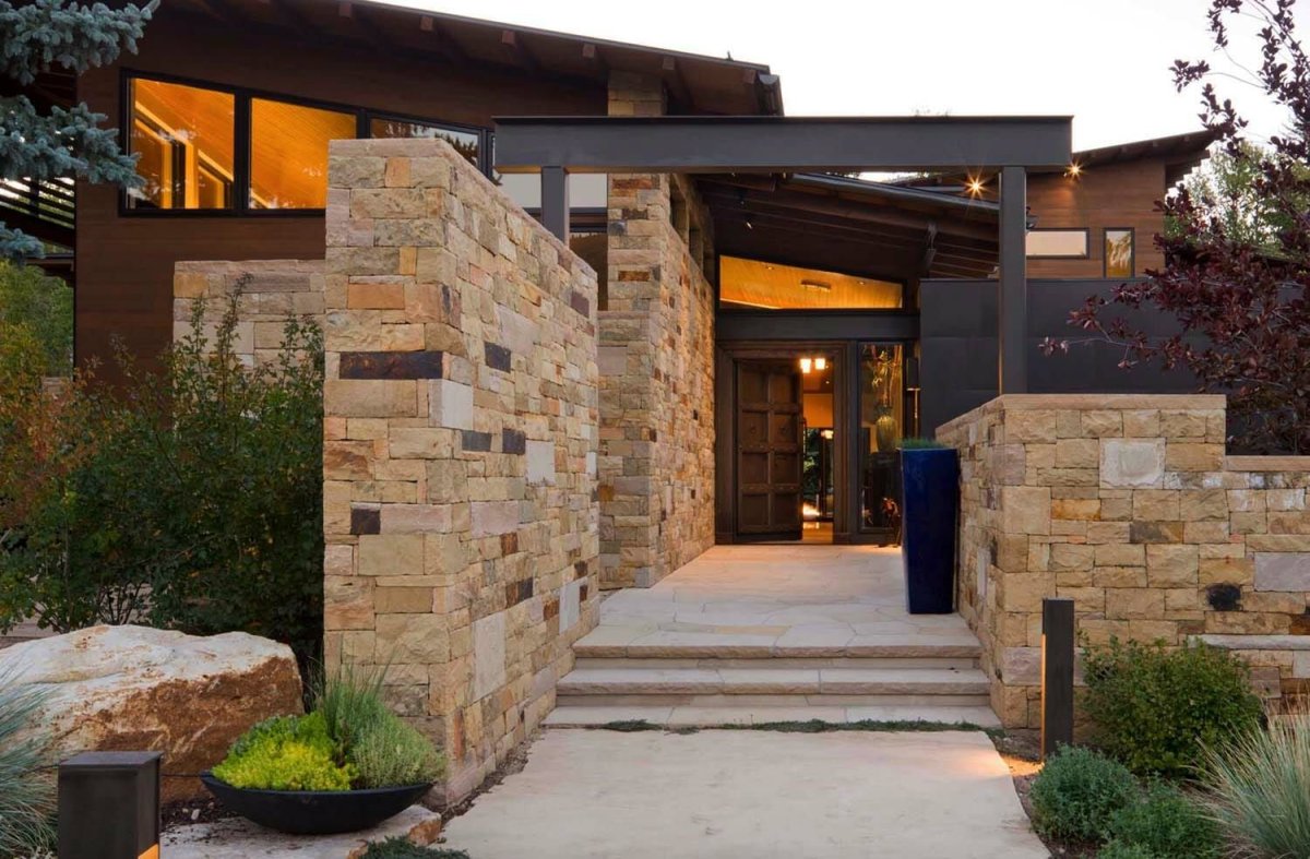 Фасад из природного камня