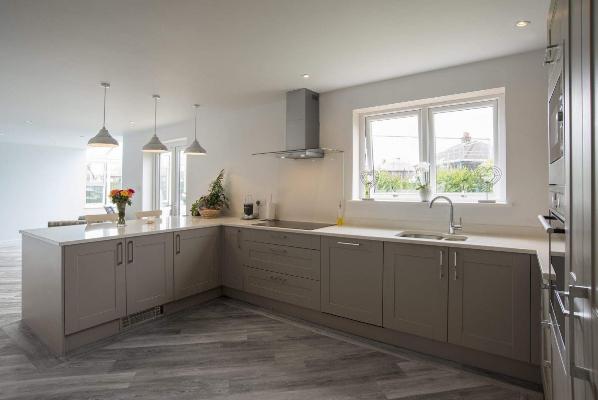 Светло серая кухня