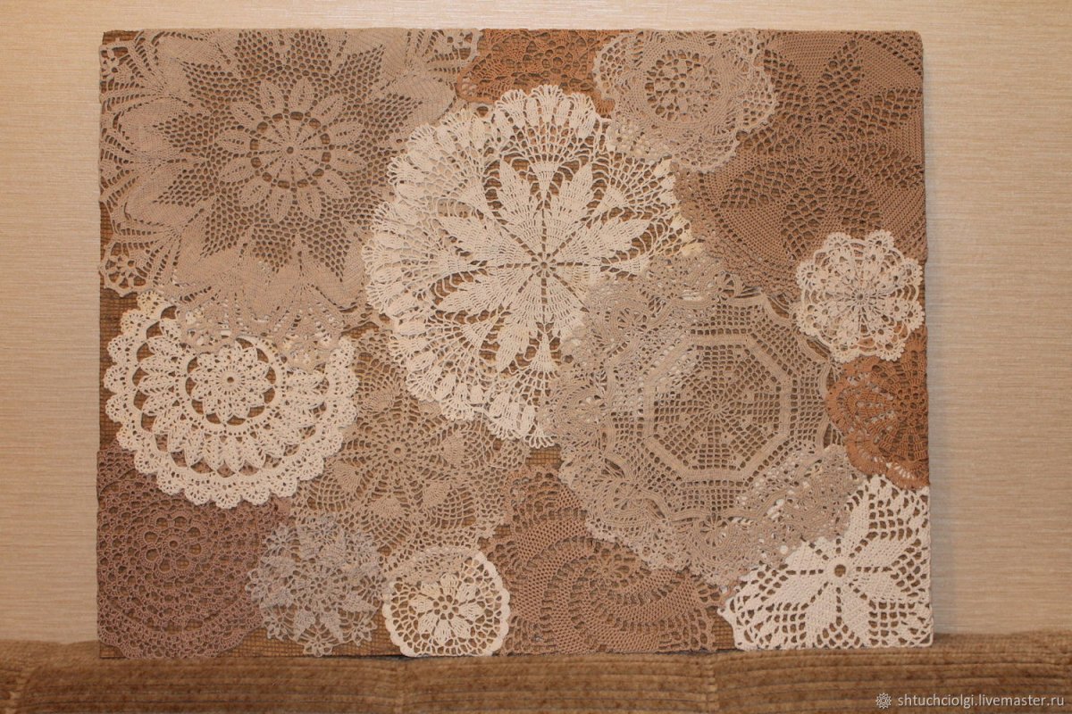 Декор из вязаных салфеток на стену