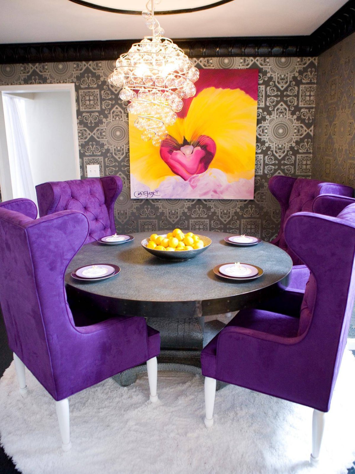 Черничный диван в интерьере