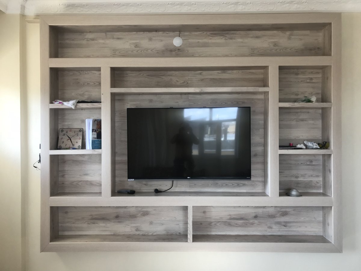 Настенная полка для телевизора