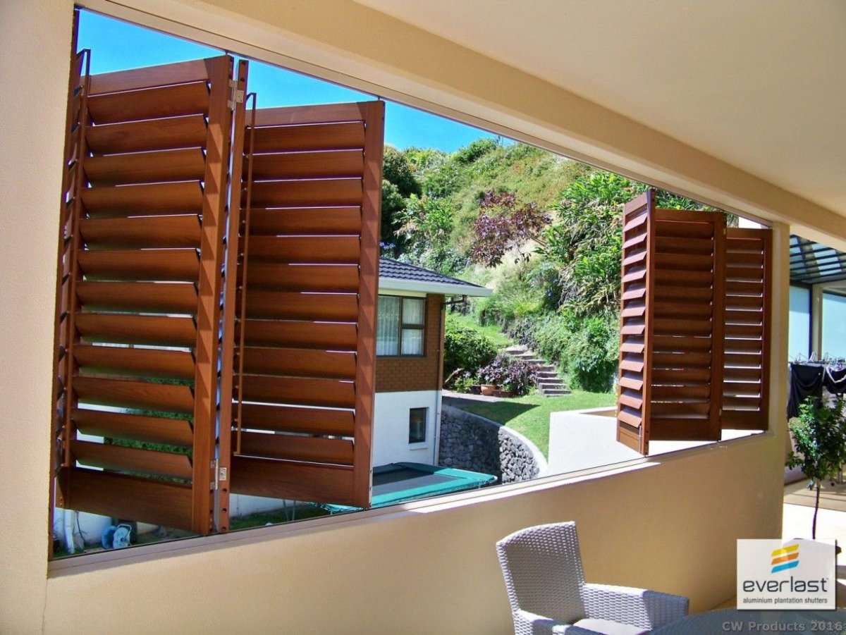 Уличные жалюзи из дерева на окна