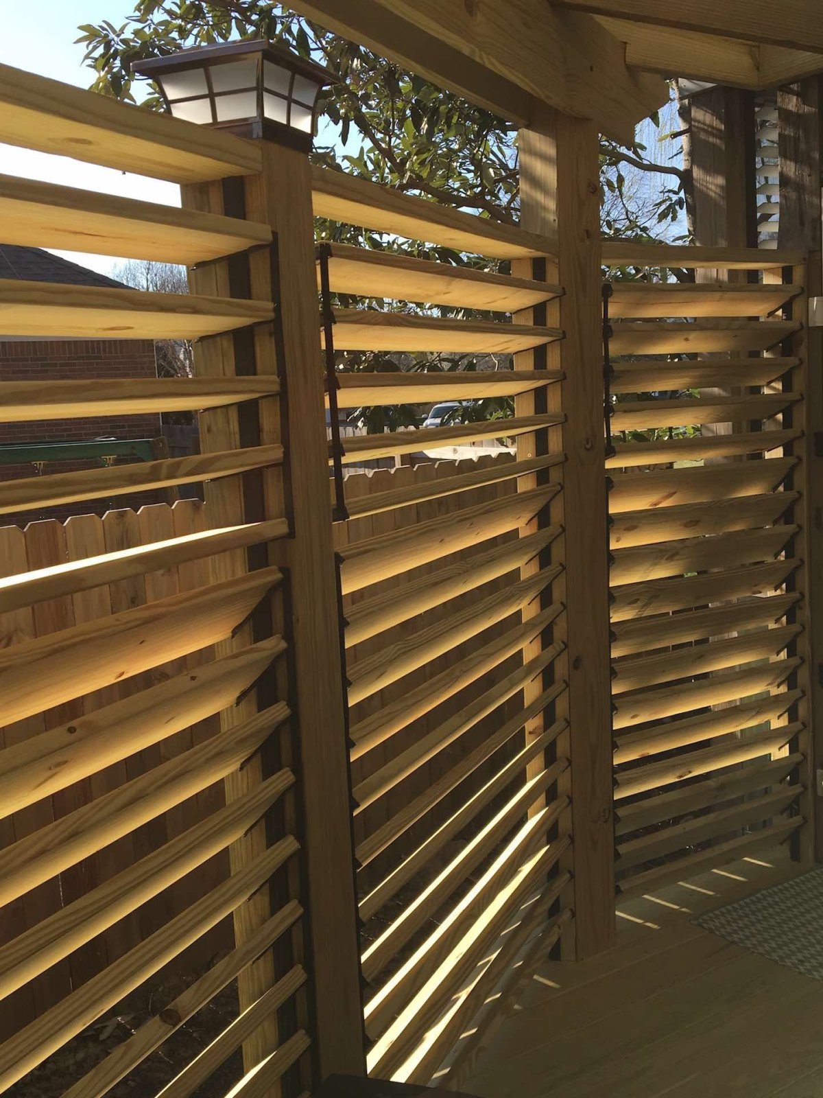 Жалюзи в деревянном доме