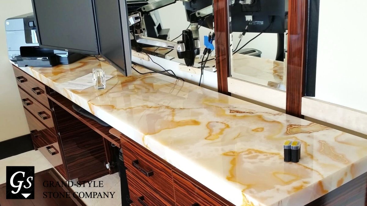 Стеклянный фартук для кухни под мрамор