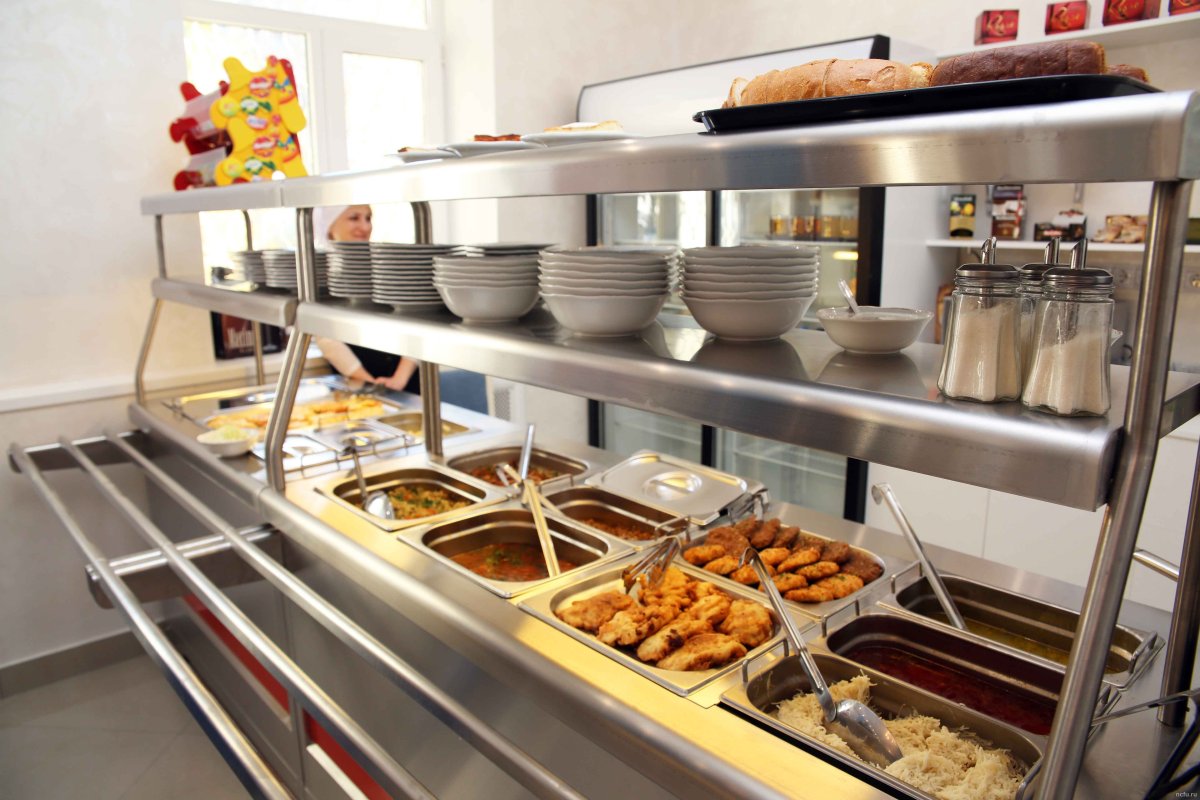 Раздаточная в школьной столовой