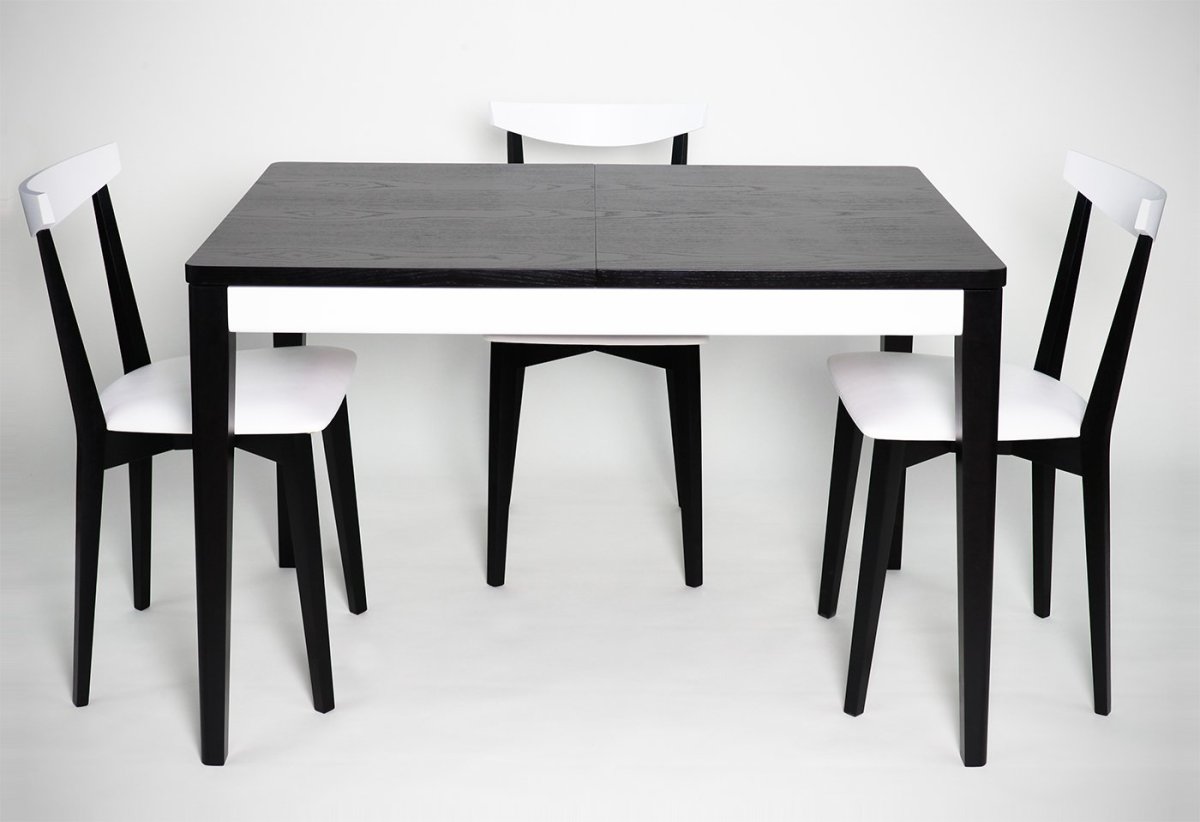 Черный стол со стульями