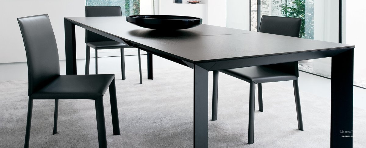 Аксессуары на темный обеденный стол