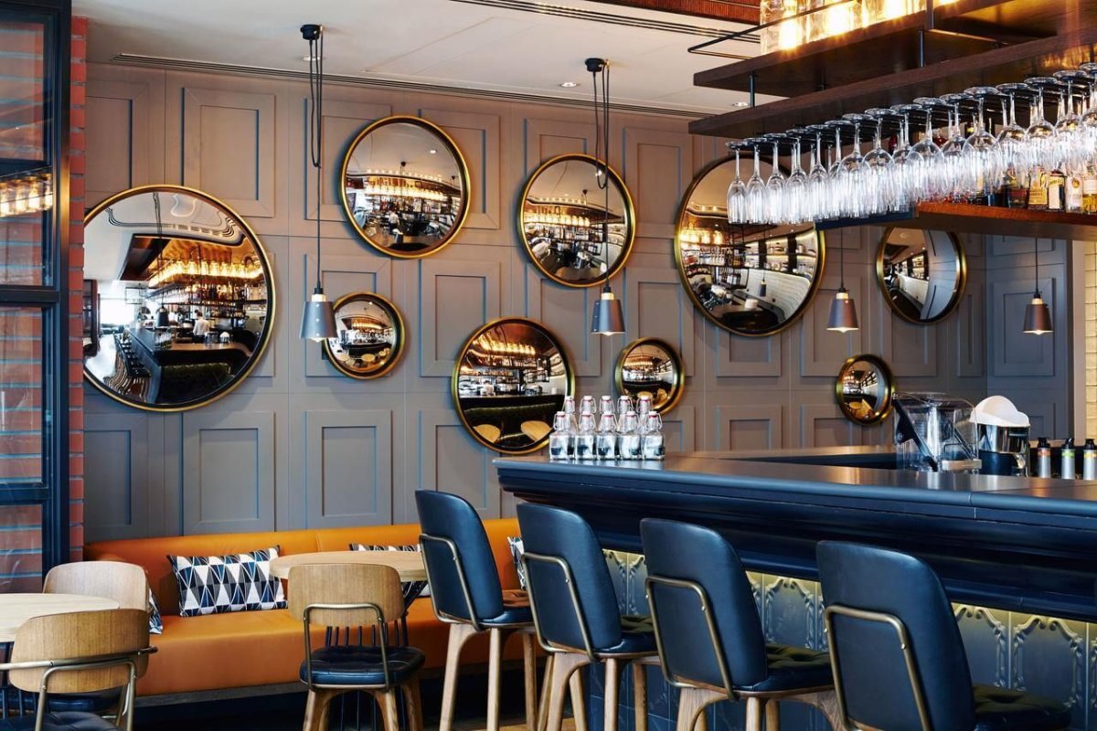 Интерьер ресторана с зеркалами