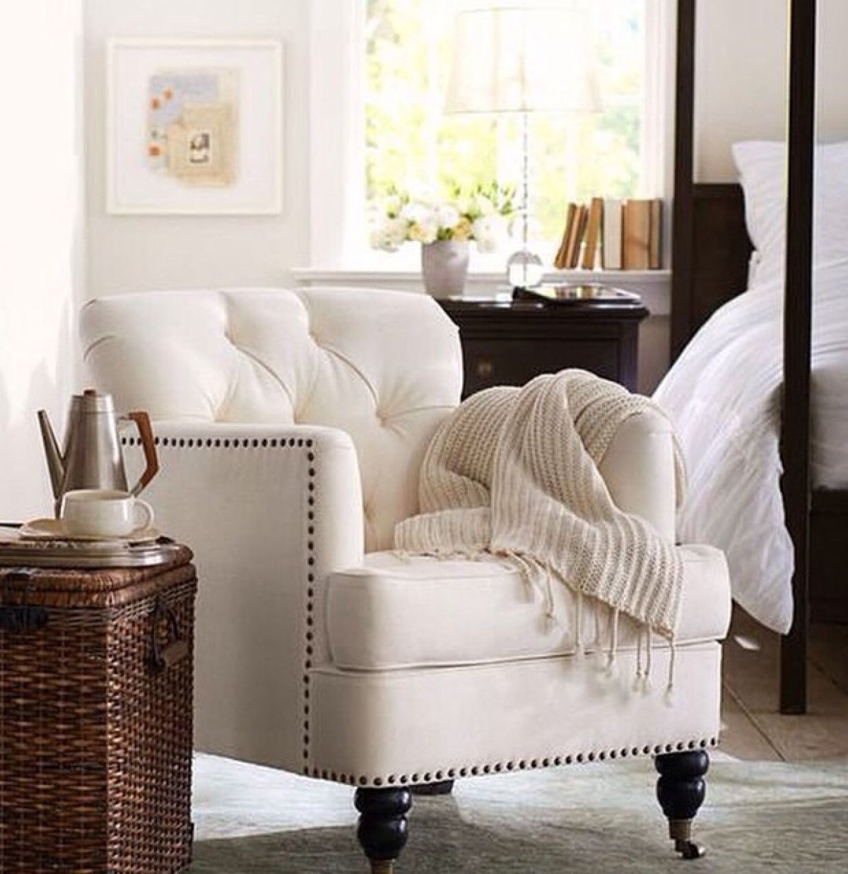 Уютное кресло в спальню