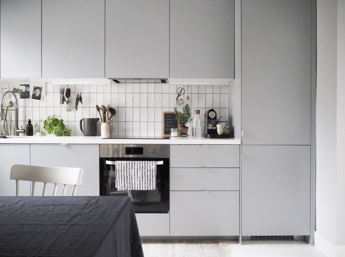 Кухня икеа Воксторп серая в интерьере