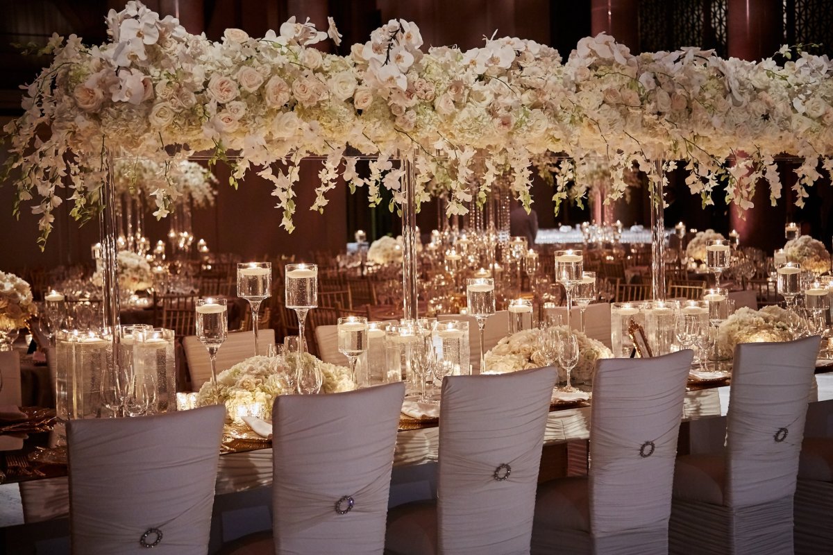 Оформление свадьбы в стиле эко с гирляндой розовых цветах