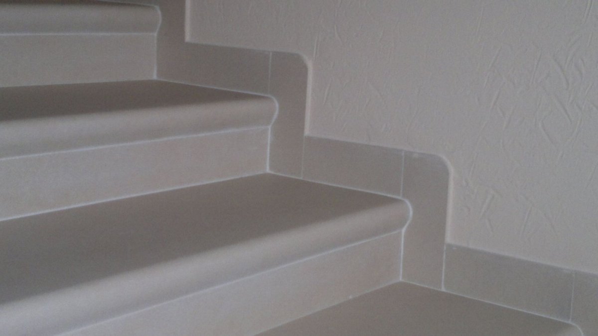 Декоративная объемная отделка края на ступени из керамогранита