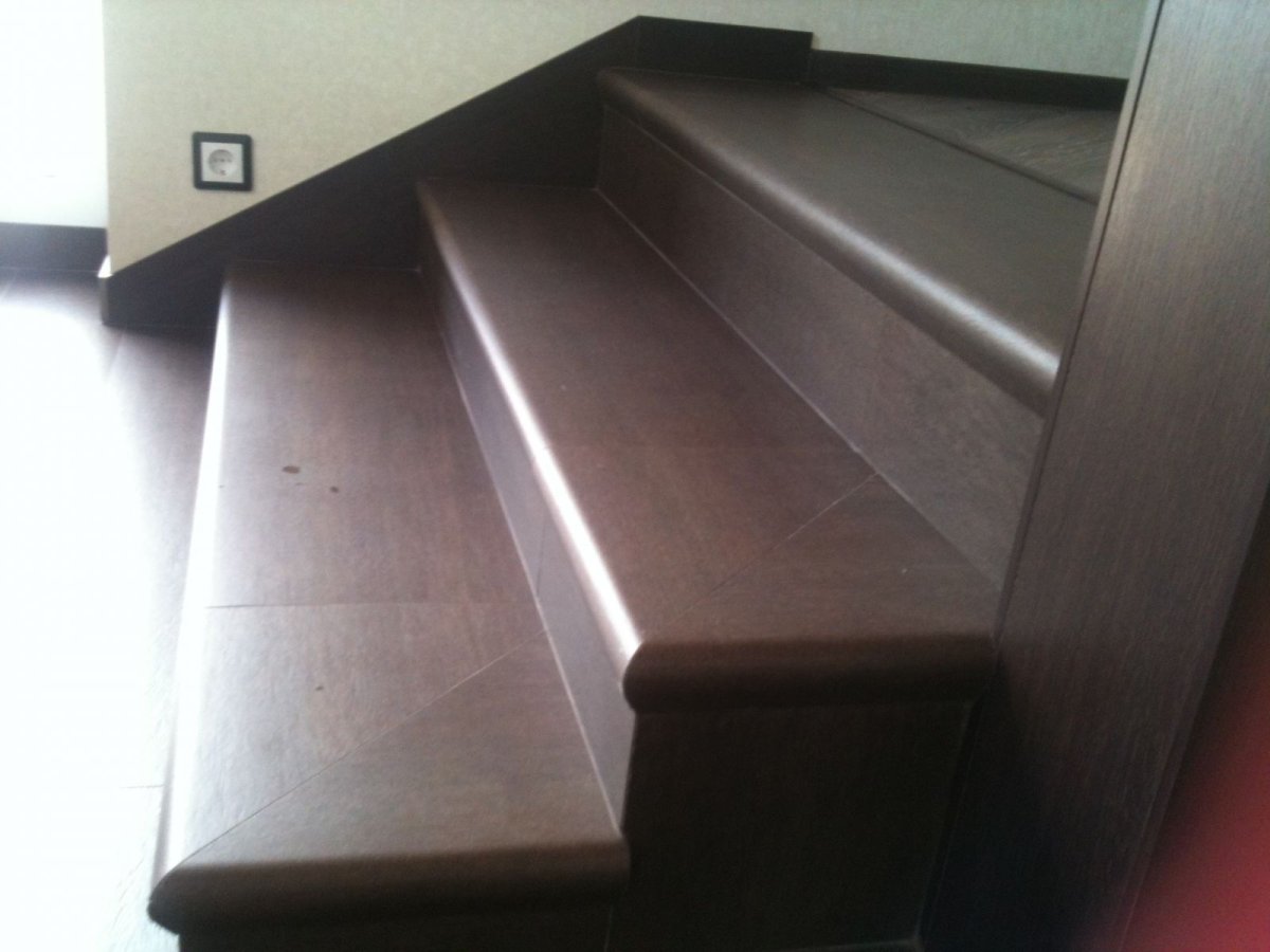 Ступени для лестницы из керамогранита 1200х300 с капиносом