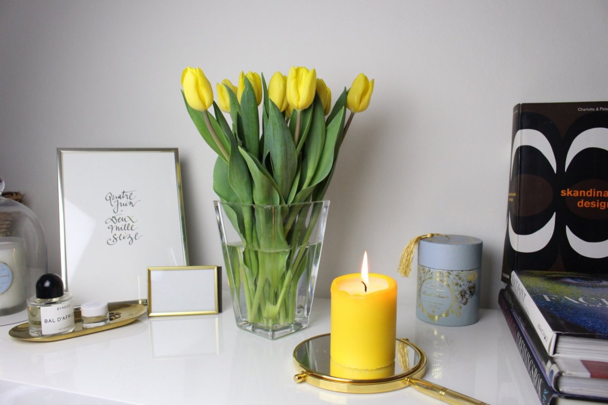 Желтые свечи в интерьере