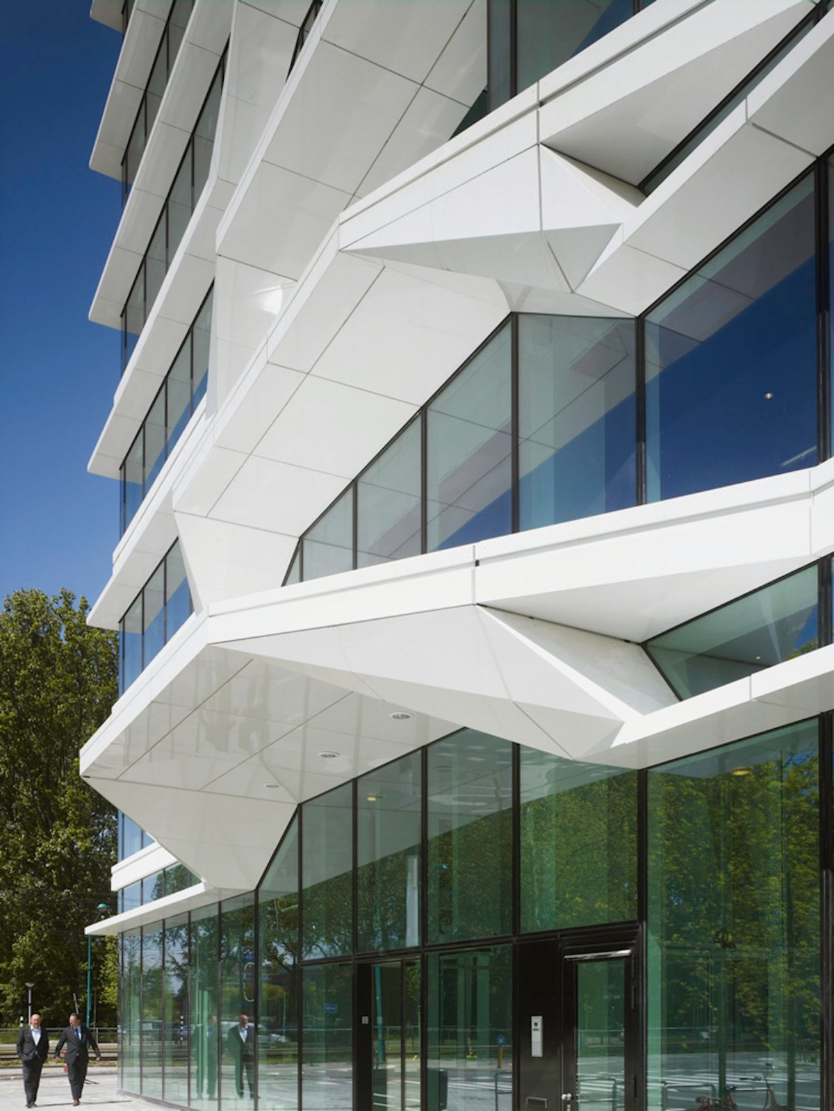 Зеркальный фасад здания