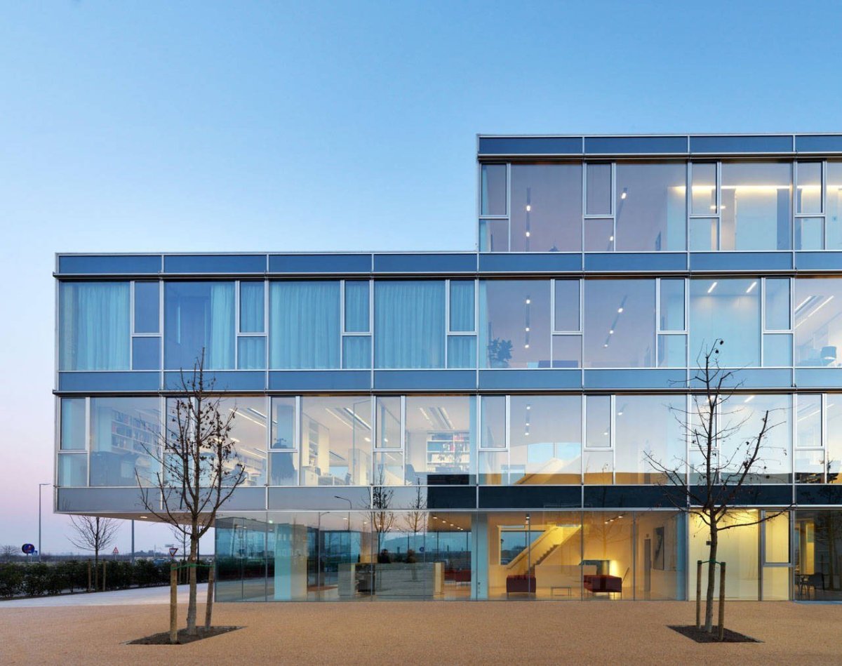 Дом с высокой стеклянной крышей