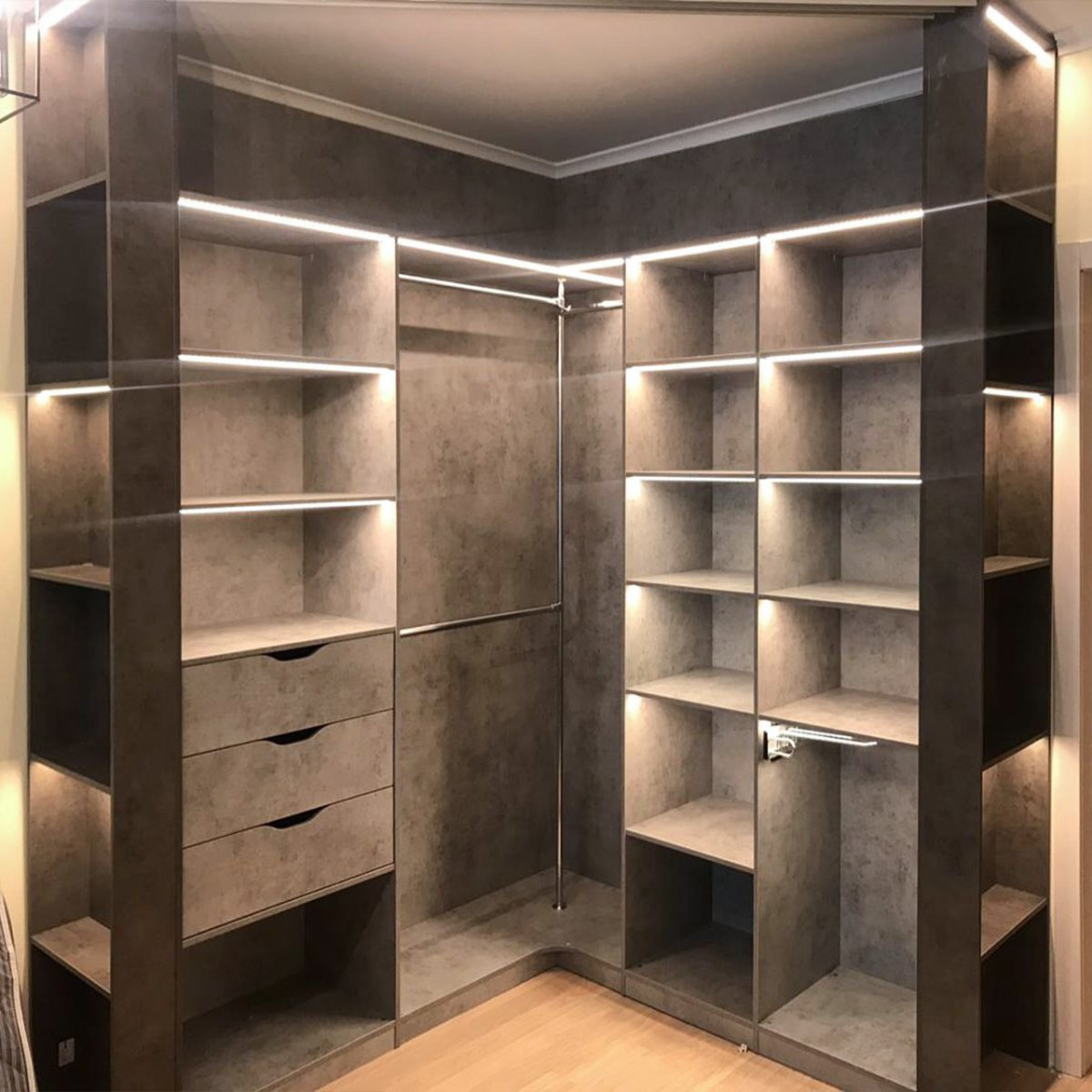 Гардеробные с распашными дверями