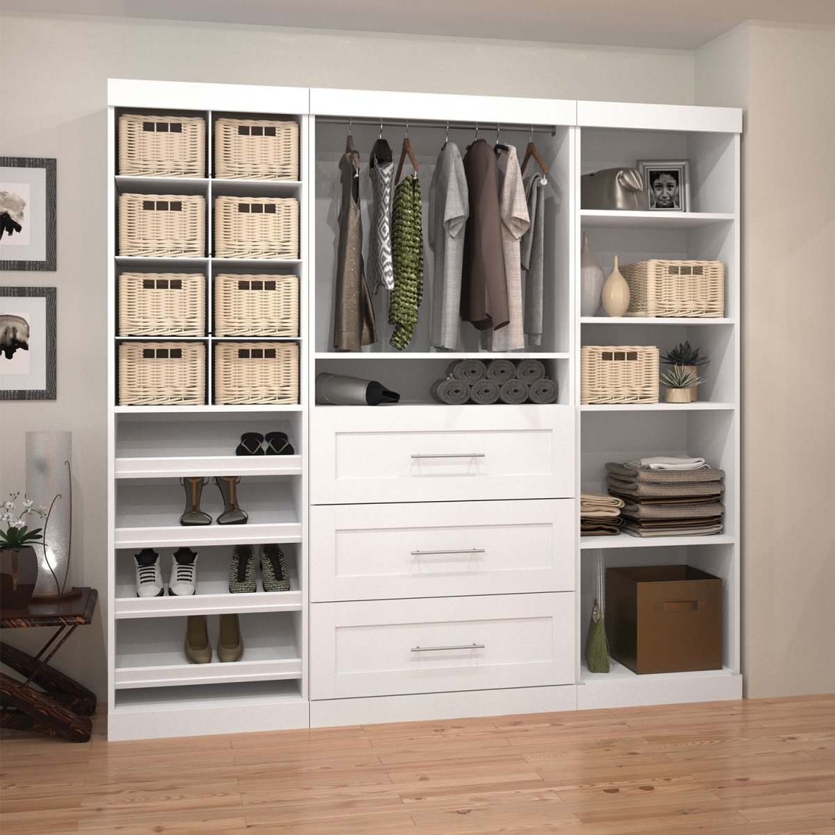 Вместительный шкаф для одежды