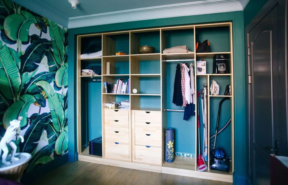 Шкаф в прихожую с распашными дверями