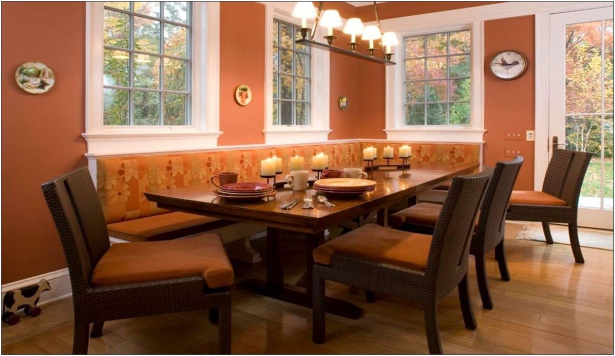 Яркие стулья в интерьере