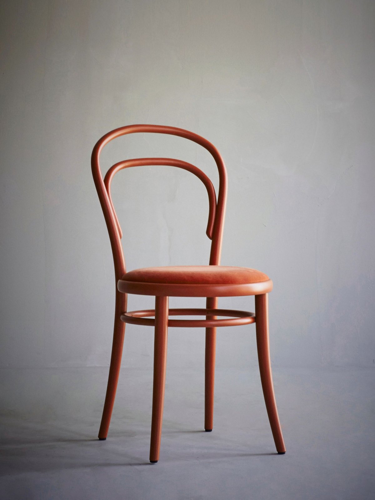 Оранжевые стулья в интерьере