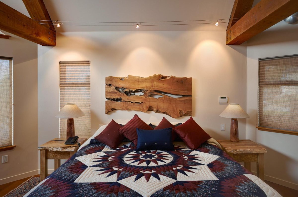 Изголовье кровати из дерева